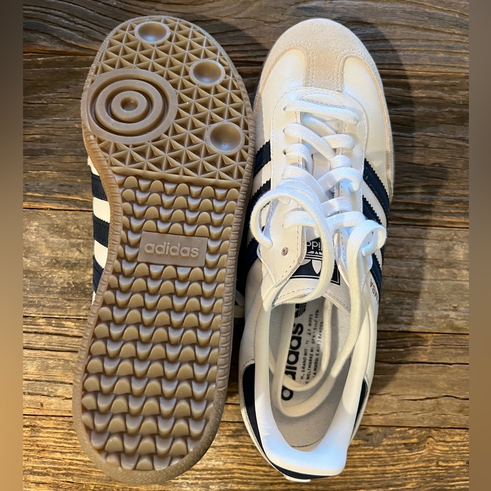 HOT!! unisex sambas!! men’s size 6.5 women’s 8!! NEVER WORN